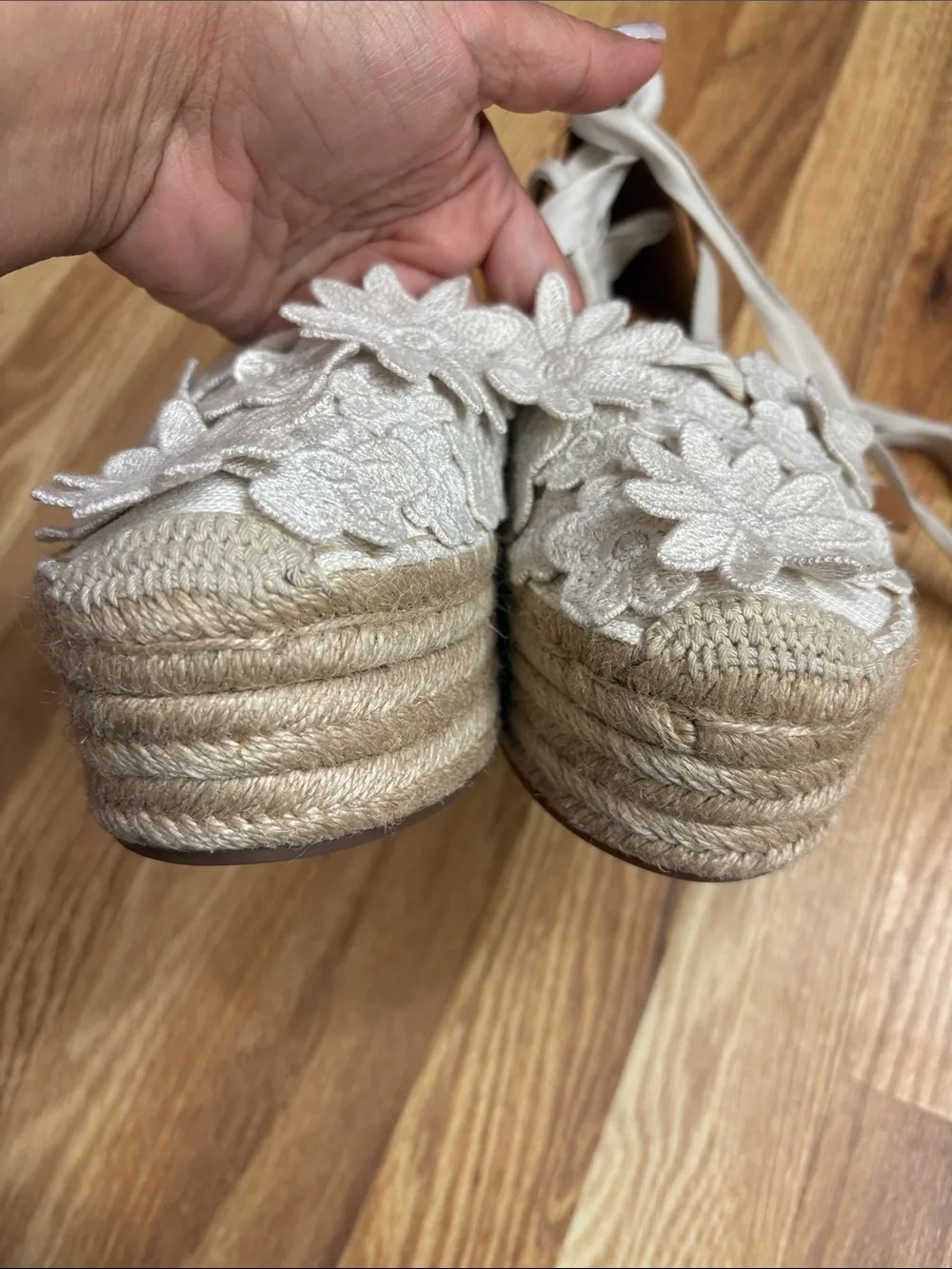 Vince Camuto Tilmai platform espadrille wedges with white floral size 9M